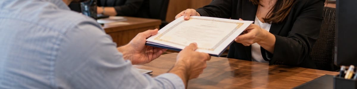 imóvel com usufruto pode ser vendido Pessoa recebendo a escritura da casa no cartório, em um atendimento profissional e acolhedor.